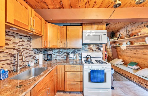 Serene Lakes House | Classic Tahoe Charm – 3 Ski Resorts Within 5 Miles
