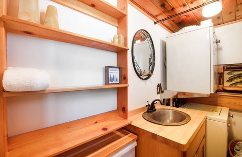 Green Valley Lake Cabin | Classic two-story cabin & loft with fast WiFi, wood stove & balcony - ski nearby