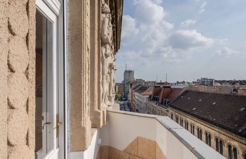 Nepszinhaz negyed Apartment | Classical apartment with a modern touch!