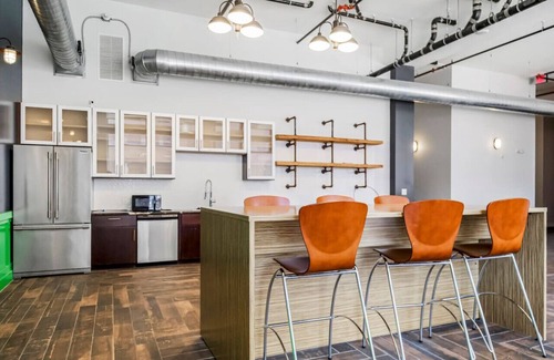 Downtown Kansas City Apartment | Classy 2BR Parking, Rooftop Near Arrowhd & TMobile