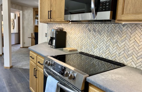 Harlow House | Classy 5 bedrooms -sleeps 10- walk to Autzen, UO, Hayward