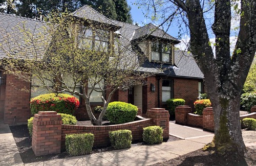 Harlow House | Classy 5 bedrooms -sleeps 10- walk to Autzen, UO, Hayward