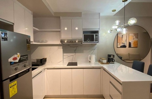 Bonifacio Global City Condo | Classy Condo/High Speed Wifi/Free use of swimming pool/Across Uptown Mall/BGC