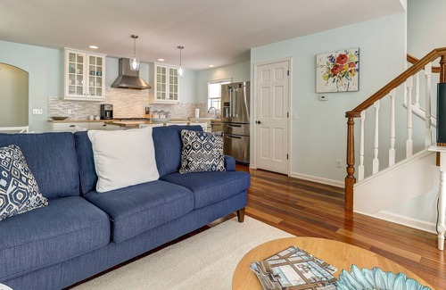 Harbor Springs Condo | Classy condominium with patio and balcony - near the lake!