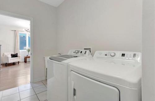 Hagersville House | Classy Home Near Beach & Airport