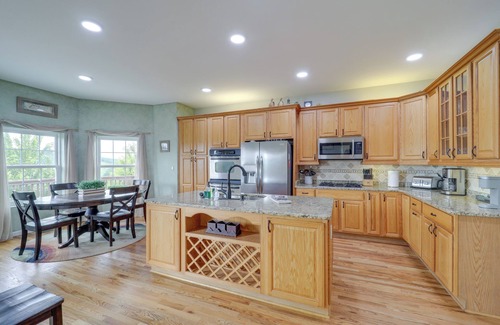 West Jefferson House | Classy Home w/Hot Tub + Mt. Jefferson Views!