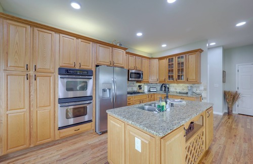 West Jefferson House | Classy Home w/Hot Tub + Mt. Jefferson Views!