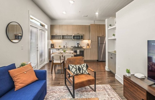 West Oak Hill Apartment | Classy Modern Studio with Pool plus Golf Sim
