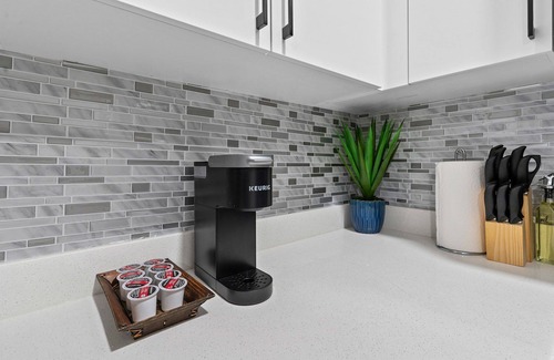 Northwest Edmonton Apartment | Classy | Stylish | 13 min to West Edmonton Mall