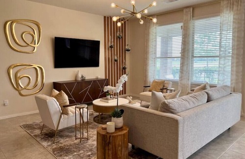 Central Southwest House | Classy Waterfront Home Near NRG Medical Centern