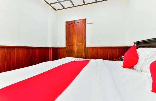 Thanneermukkom Boat Rental | Classy/well-furnished White house,Alleppey