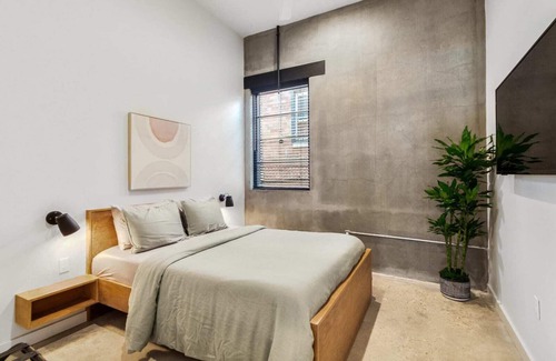 South 7th Ward Bed & Breakfast | Claudia Hotel - Unit 4 Sense of Calm and Relaxation, Walking Distance