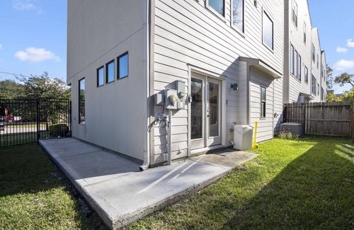 East Downtown Houston Apartment | Clay Studio in the heart of EADO