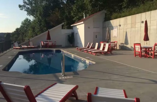 Lakeland Condo | Clean 2BD 2BA Condo w Slip - 5 Minutes to Bagnell Dam! Plus Pool & Swim Dock!