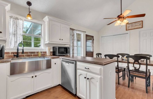 Spring Hill House | Clean 3BR · Quiet Block · Backyard with Hoop