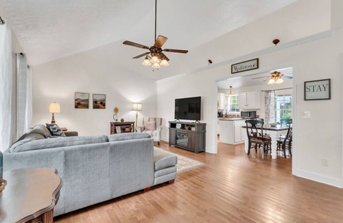 Spring Hill House | Clean 3BR · Quiet Block · Backyard with Hoop