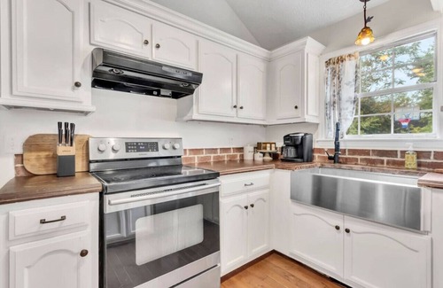 Spring Hill House | Clean 3BR · Quiet Block · Backyard with Hoop