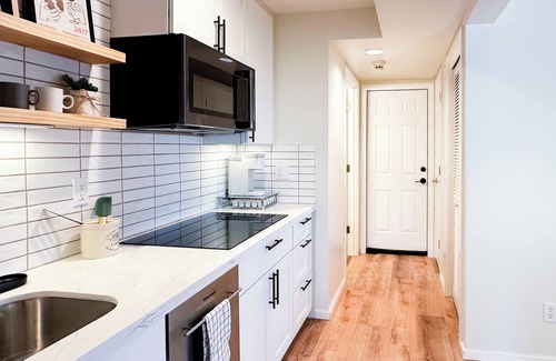 Kenmore House | Clean and Charming Hilltop Guesthouse with 1-King bed, Central AC and Heating