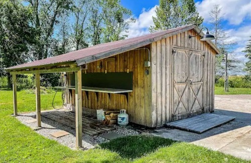 Pinconning House | Clean and Comfortable Camp Close to the Bay
