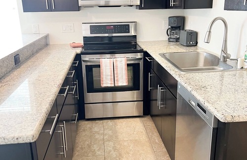 Eugene House | Clean and comfortable 2-bedroom house with AC, WiFi in central Eugene location.
