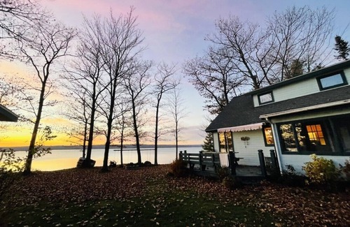 Lake Linden House | Clean and Cozy Cabin with Hot Sauna, Watersports + Snowmobiling