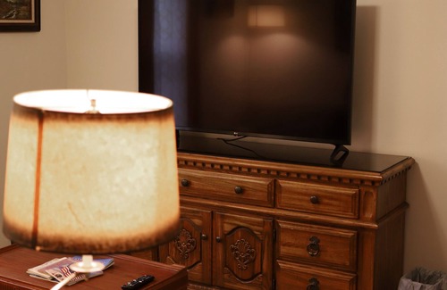 Manitowoc Apartment | Clean and cute 2 bedroom upper with garden view. Froedtert Hospital blocks away.