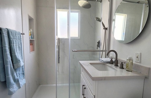 Palms House | Clean and Modern 1-bedroom house in the heart of Los Angeles with AC