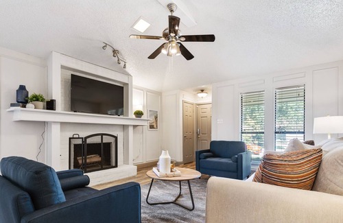 Northeast Carrollton House | Clean and Stylish Carrollton Home! Great Location
