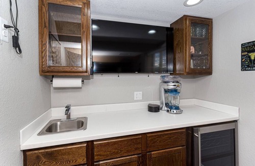 Bettendorf House | Clean and updated with a Hot TubnMinutes away from the new Bettendorf Waterpark