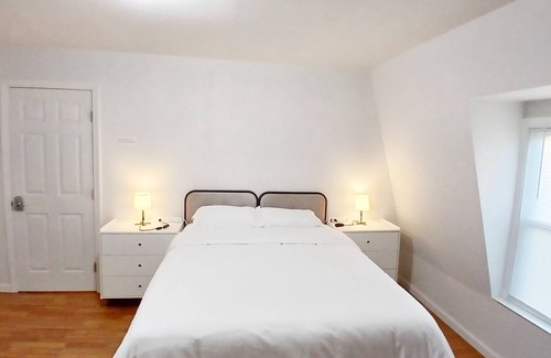 New London Apartment | Clean bedroom, with a Queen bed- Exclusive bathroom-Self check in