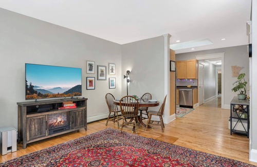 West Seventh House | CLEAN comfortable 2BR GREAT BEDS and bedding. WALK to EXCEL and DT St Paul!