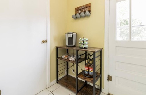Hutchinson House | Clean & Comfortable Cottage in the Heart of Hutch!