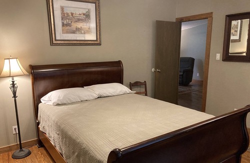 Minter House | Clean, Comfortable, Peaceful, VRBO Air B N B @ https://airbnb.com/h/thetrabin