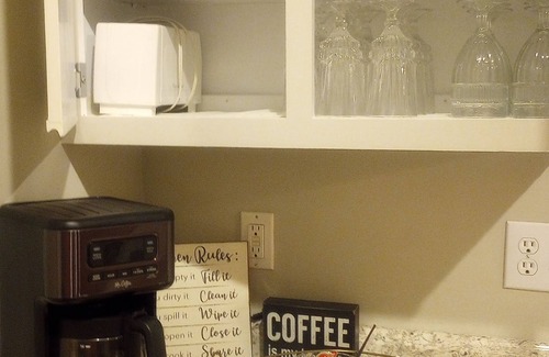 High Point House | Clean Comfy Cottage - Near Downtown High Point Furniture Market, Hospitals & HPU