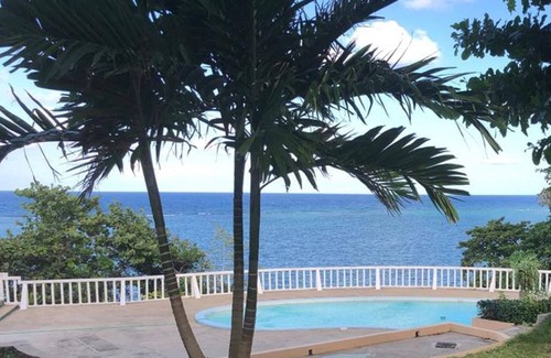 Tower Isle Apartment | clean, comfy & quiet with views