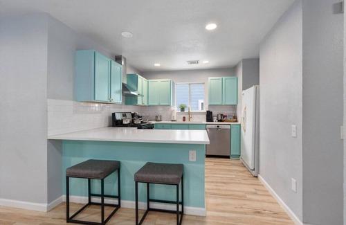 St. Johns House | Clean & Convenient Austin Stay, Fast Wi-Fi + Minutes to Airport & I-35!