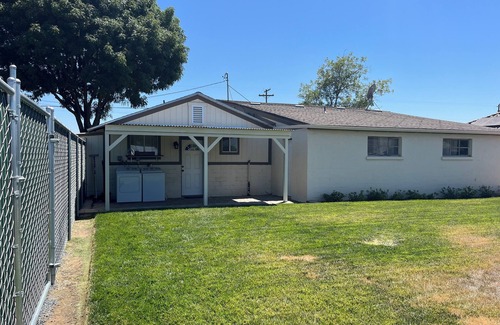 Raisin House | Clean Country Home. 3 bedroom home in a quiet side of Fresno close to amenities.