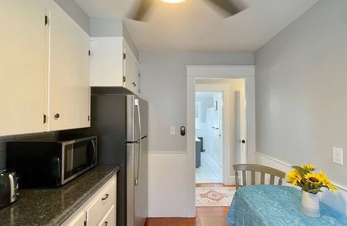 Newport East Apartment | Clean & Cozy 2Bed by the Beach & Newport