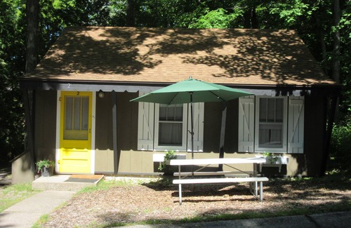 Sturgeon Bay Cottage | Clean Cozy Door County Cottage On A Quiet Resort Property