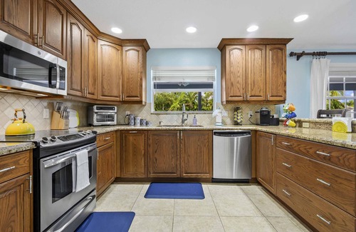 Eastview Manor House | Clean Home Large Heated-Pool - 3/2 +Ofc/den - 3 Miles to Beach "Jupiter Escape"