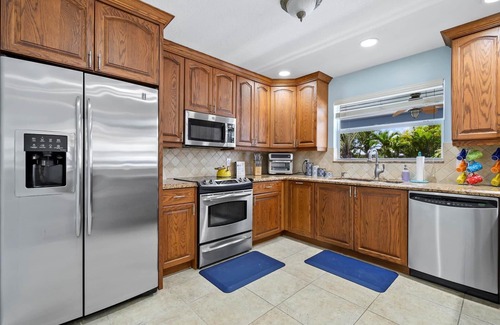 Eastview Manor House | Clean Home Large Heated-Pool - 3/2 +Ofc/den - 3 Miles to Beach "Jupiter Escape"