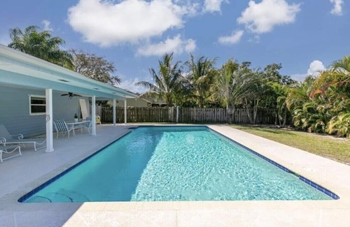 Eastview Manor House | Clean Home Large Heated-Pool - 3/2 +Ofc/den - 3 Miles to Beach "Jupiter Escape"