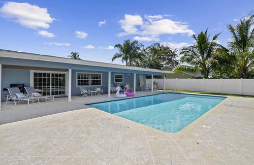 Eastview Manor House | Clean Home Large Heated-Pool - 3/2 +Ofc/den - 3 Miles to Beach "Jupiter Escape"