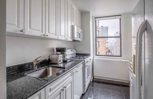 Tudor City Apartment | Clean Kips Bay 2BR w/Gym & Doorman, nr Comedy & Theater, by Blueground