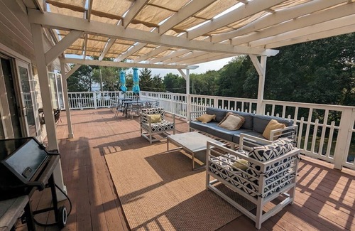 Kenyon House | Clean, light filled 4br house on Greenhill pond