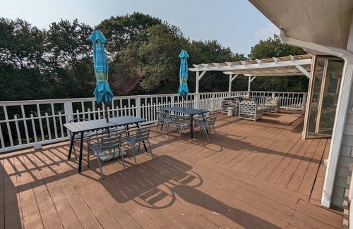 Kenyon House | Clean, light filled 4br house on Greenhill pond
