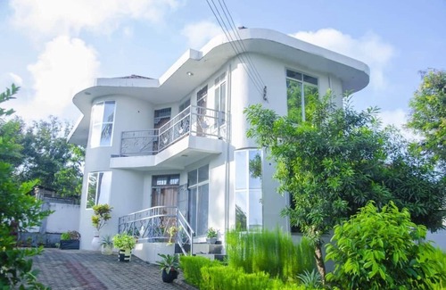 Dar es Salaam House | Clean Luxury Home with 3 bedrooms and free parking