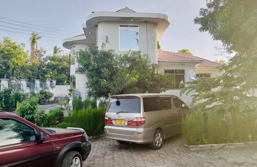 Dar es Salaam House | Clean Luxury Home with 3 bedrooms and free parking
