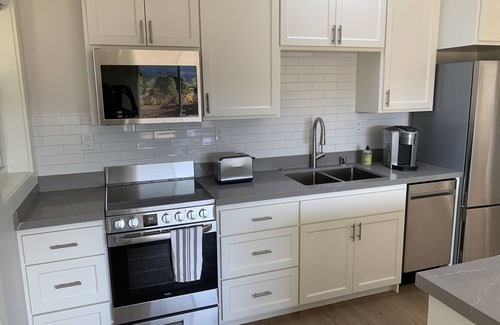 Healdsburg Apartment | Clean, Modern 1 Bedroom Apt Built in 2019 - Walking distance to HBG Plaza