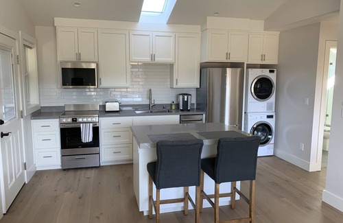 Healdsburg Apartment | Clean, Modern 1 Bedroom Apt Built in 2019 - Walking distance to HBG Plaza